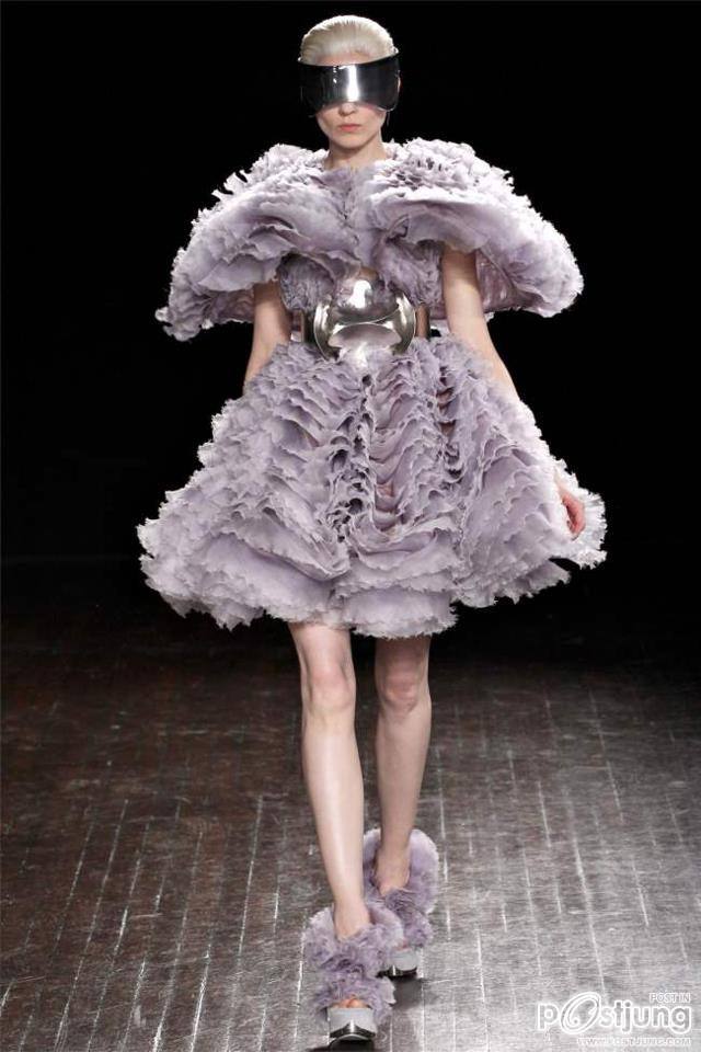 Paris Fashion Week : Alexander McQueen F/W 2012