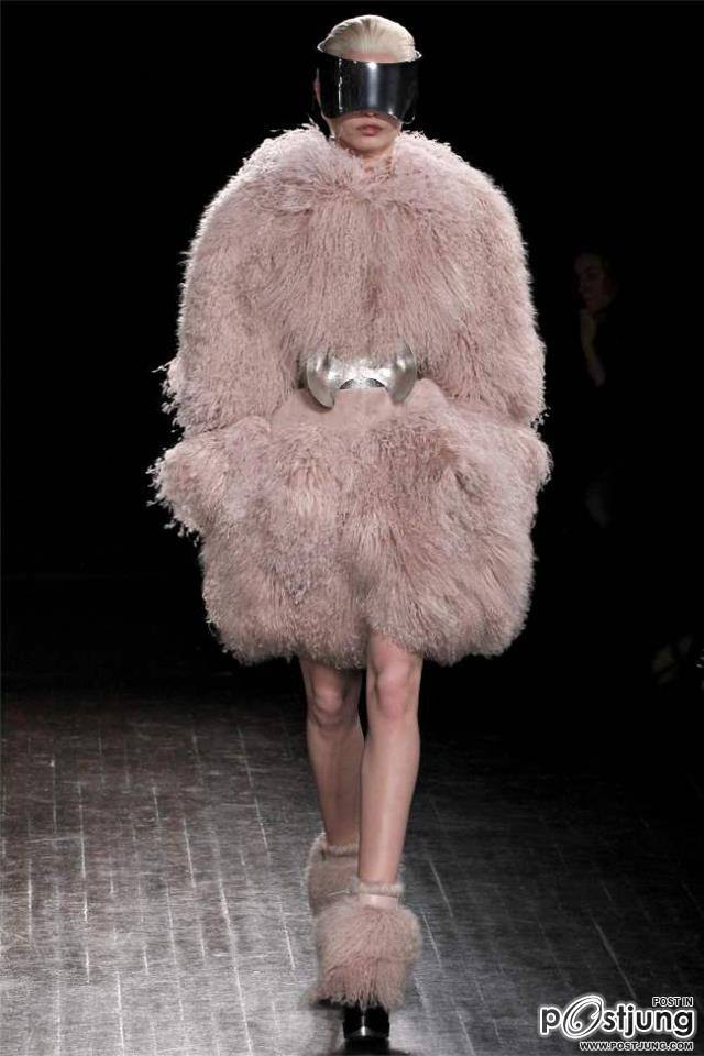 Paris Fashion Week : Alexander McQueen F/W 2012