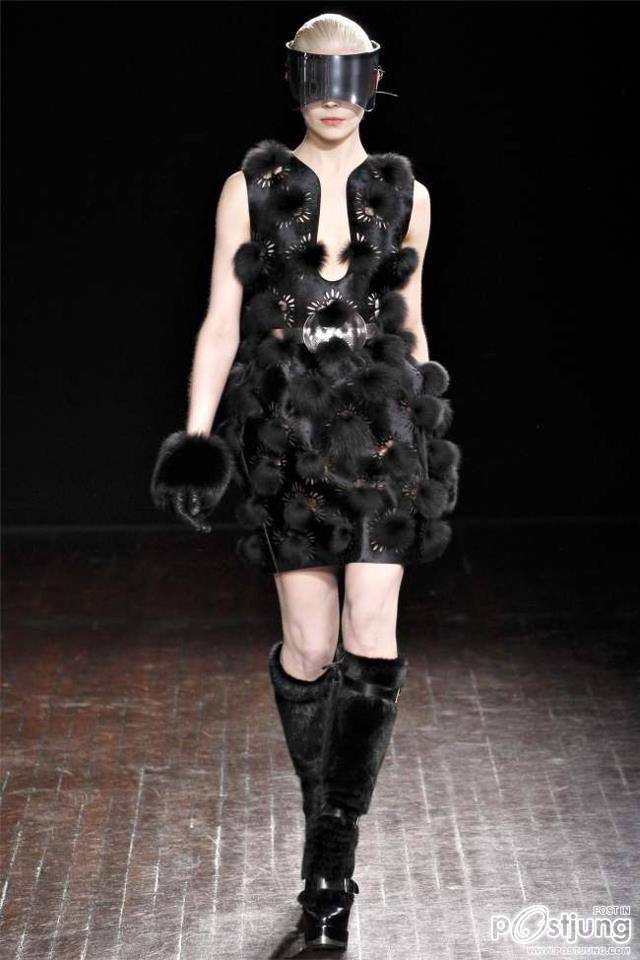 Paris Fashion Week : Alexander McQueen F/W 2012
