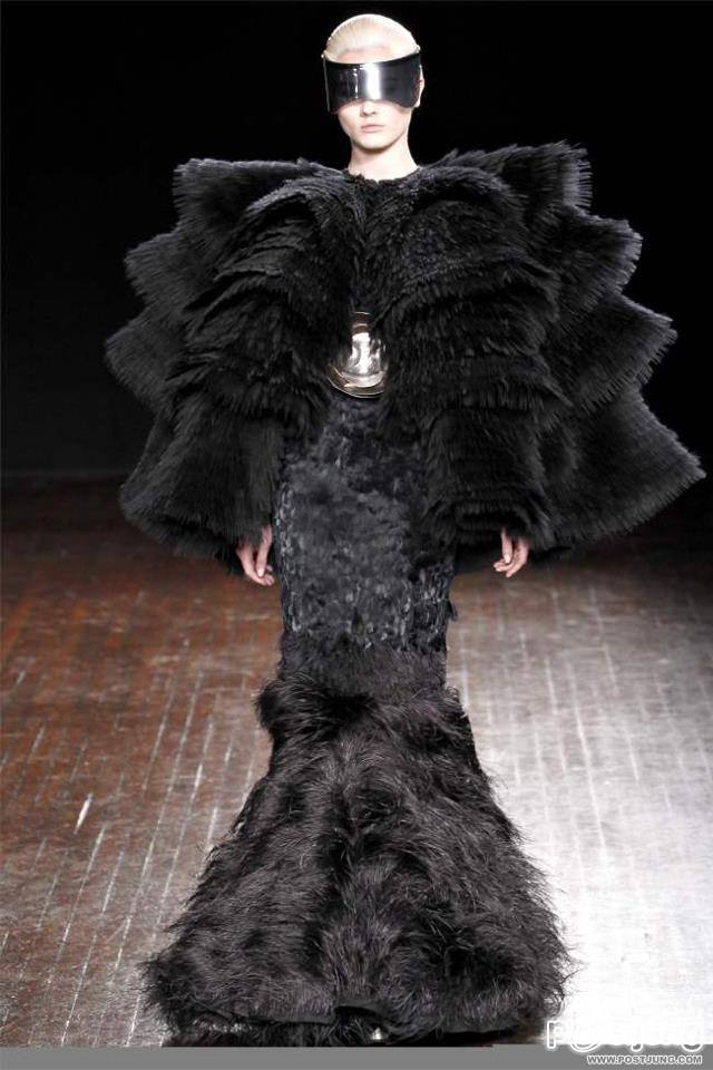 Paris Fashion Week : Alexander McQueen F/W 2012
