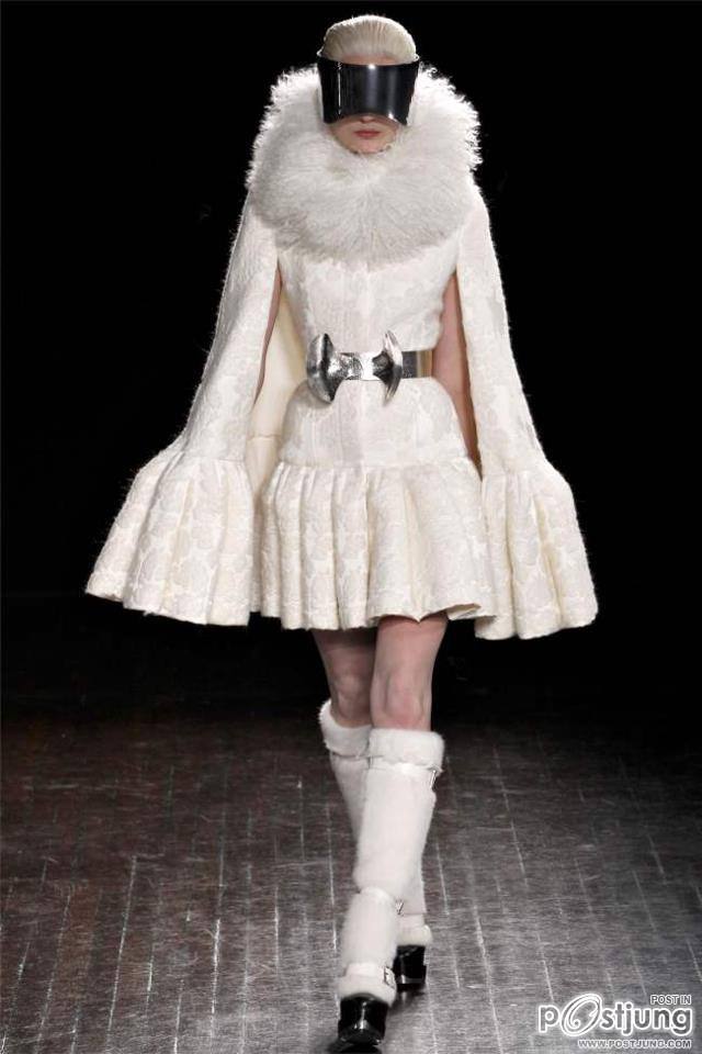 Paris Fashion Week : Alexander McQueen F/W 2012