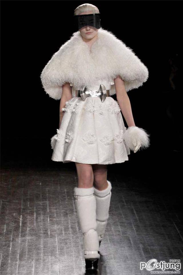 Paris Fashion Week : Alexander McQueen F/W 2012