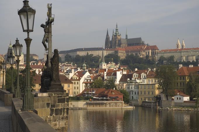 Prague Castle และ โบสถ์ St Vitus จาก Charles Bridg