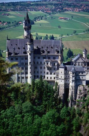 Schloss Neuschwanstein ที่สร้างในปี 1869 โดย Ludwi