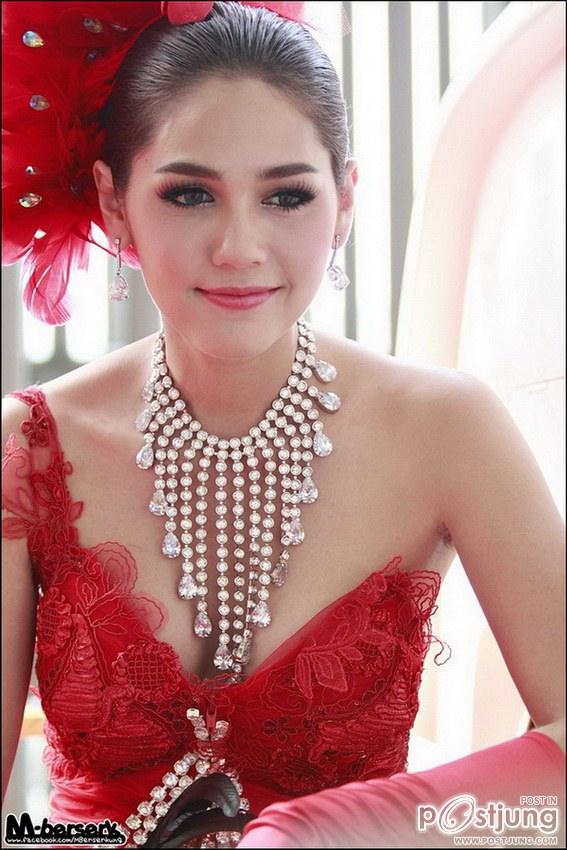 "PIC "แอน -แอฟ-ชมพู่" ประชัน สวย เริ่ด อลัง " ในชุดสีแดง ! "