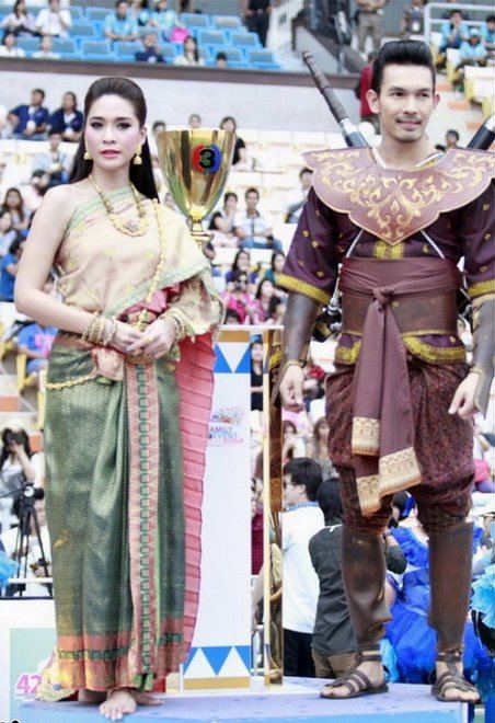 พลอย เฌอมาลย์ กับบาบาท แม่หญิงเรไร ในงาน 42ปี ช่อง3