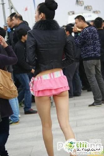 ไม่กลัวหนาวบ้างเหรอ มินิสเกิร์ตสั้นสุดๆ