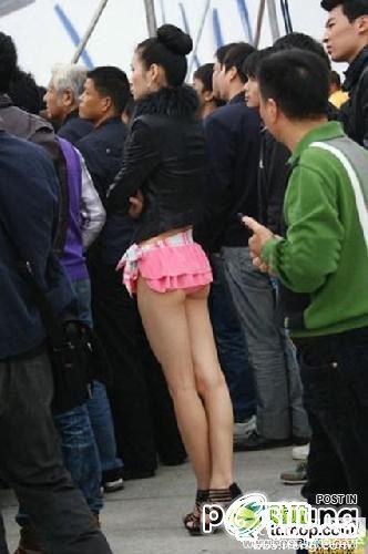 ไม่กลัวหนาวบ้างเหรอ มินิสเกิร์ตสั้นสุดๆ