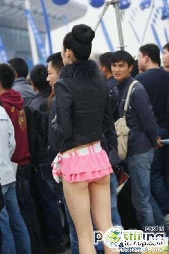 ไม่กลัวหนาวบ้างเหรอ มินิสเกิร์ตสั้นสุดๆ