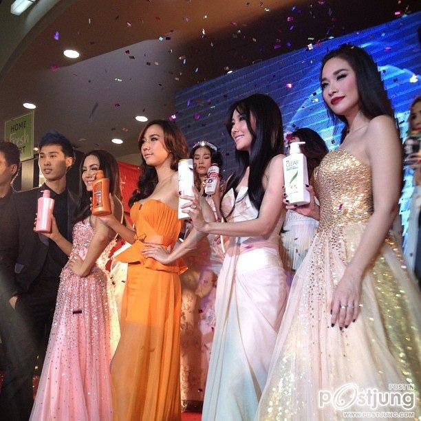 สวยเริ่ดไปกับ"อั้ม พัชราภา"เเละเหล่านางเอกดัง@ Home fresh mart....Hair colorful festival 2012!!!