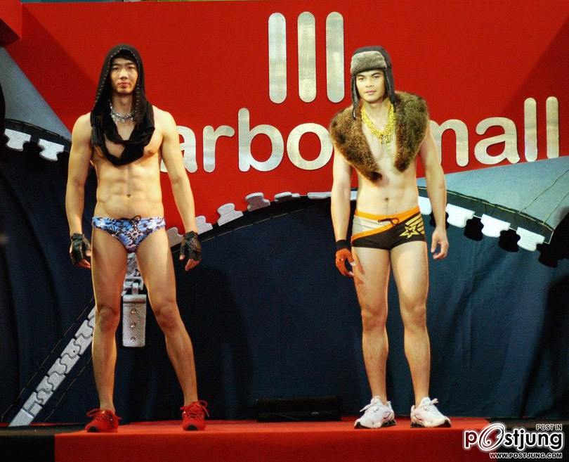 นายแบบหุ่นดีนะ