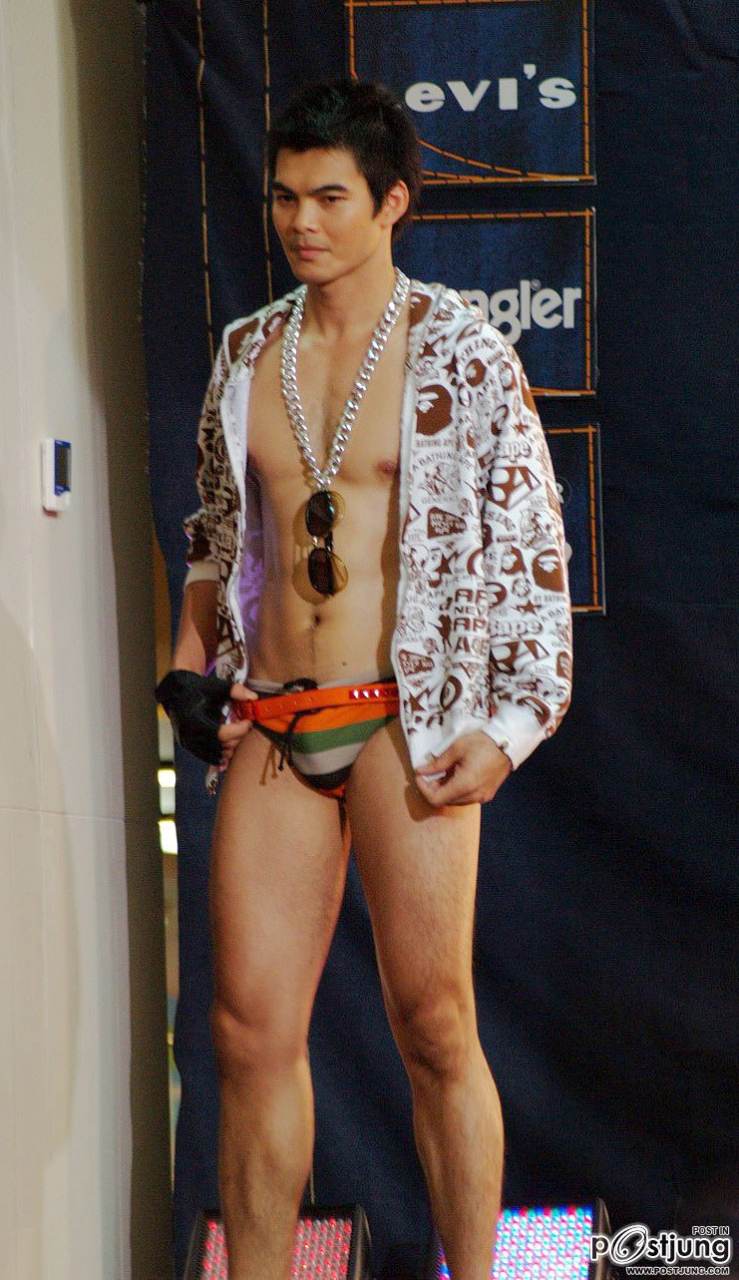 นายแบบหุ่นดีนะ