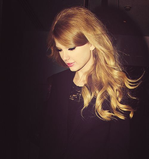 "เทย์เลอร์ สวิฟต์" ครองแชมป์ ทำรายได้สูงสุด