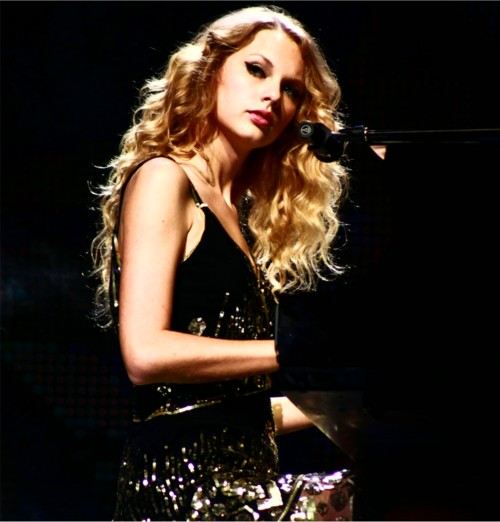 "เทย์เลอร์ สวิฟต์" ครองแชมป์ ทำรายได้สูงสุด