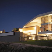 Riverfront House in Australia with Wrap-Around Roof