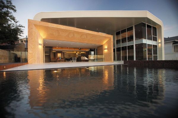Riverfront House in Australia with Wrap-Around Roof