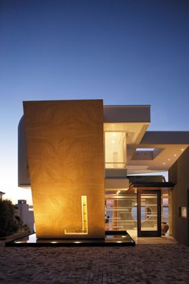Riverfront House in Australia with Wrap-Around Roof