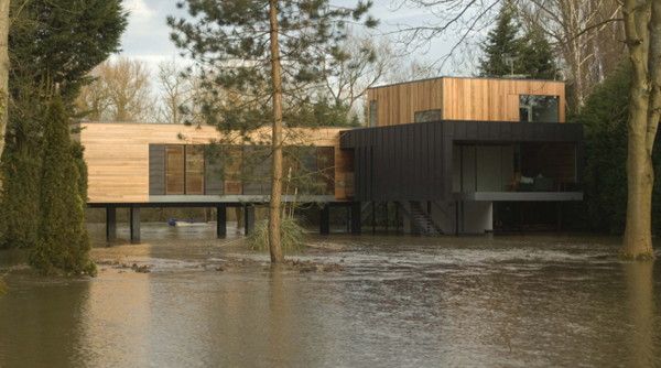 เป็นบ้านที่ต้องลุยน้ำเข้าไปหรอเนี่ย - - '' House On The River - wow, it's actually in the river