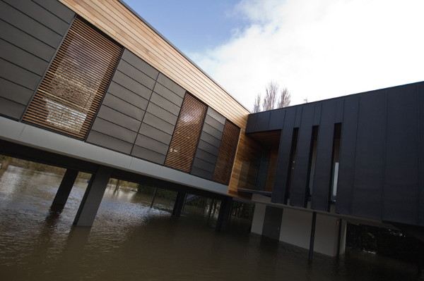 เป็นบ้านที่ต้องลุยน้ำเข้าไปหรอเนี่ย - - '' House On The River - wow, it's actually in the river