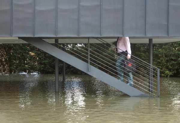 เป็นบ้านที่ต้องลุยน้ำเข้าไปหรอเนี่ย - - '' House On The River - wow, it's actually in the river