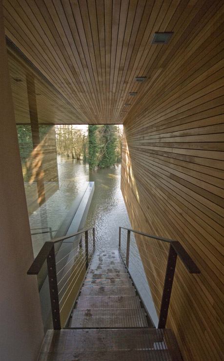 เป็นบ้านที่ต้องลุยน้ำเข้าไปหรอเนี่ย - - '' House On The River - wow, it's actually in the river