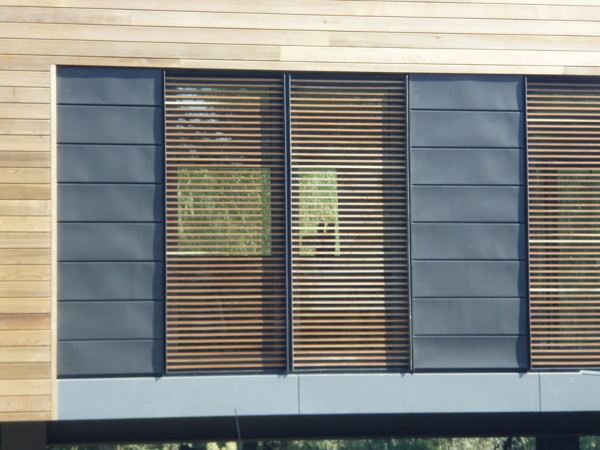 เป็นบ้านที่ต้องลุยน้ำเข้าไปหรอเนี่ย - - '' House On The River - wow, it's actually in the river