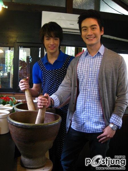 ริท โชว์ฝีมือตำส้มตำในรายการ Dr.Smith