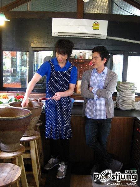 ริท โชว์ฝีมือตำส้มตำในรายการ Dr.Smith