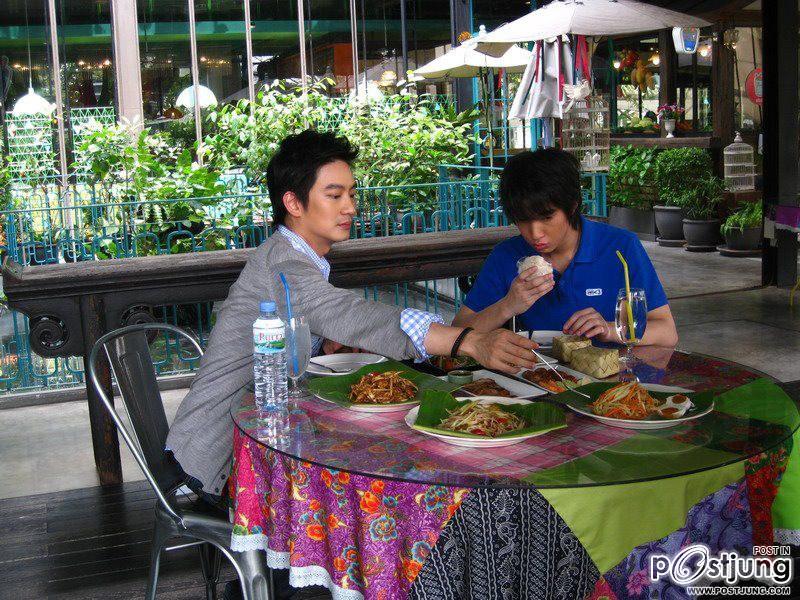 ริท โชว์ฝีมือตำส้มตำในรายการ Dr.Smith