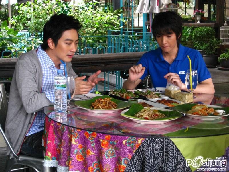 ริท โชว์ฝีมือตำส้มตำในรายการ Dr.Smith