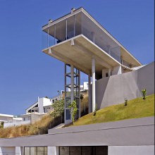 High End House in Brazil with infinity pool and elevator