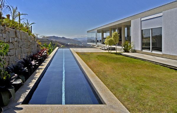 High End House in Brazil with infinity pool and elevator