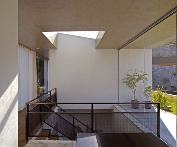 High End House in Brazil with infinity pool and elevator