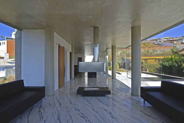 High End House in Brazil with infinity pool and elevator