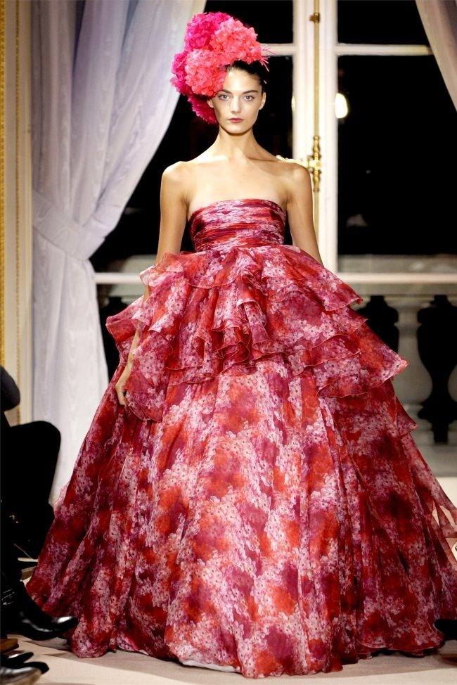 PARIS HAUTE COUTURE: GIAMBATTISTA VALLI SPRING 2012 COUTURE