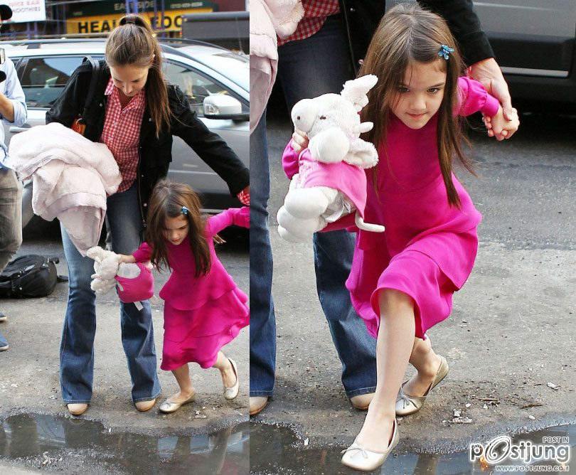 Katie Holmes และน้อง Suri กำลังฝึกกระโดดข้ามแอ่งน้ำ(ขัง) ^^ ภาพล่าสุดที่นิวยอร์ค!!