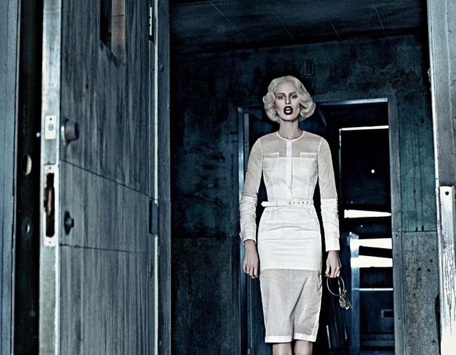 สงสารนางแบบชุดนี้จังINTERVIEW MAGAZINE: KAROLINA KURKOVA & CRYSTAL RENN IN "INSTITUTE WHITE" BY PHOTOGRAPHE