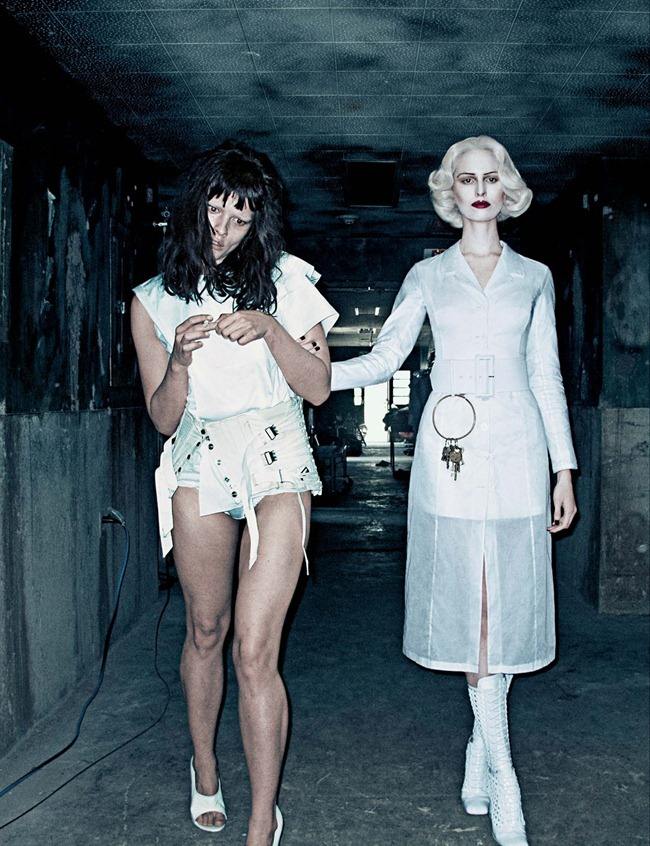 สงสารนางแบบชุดนี้จังINTERVIEW MAGAZINE: KAROLINA KURKOVA & CRYSTAL RENN IN "INSTITUTE WHITE" BY PHOTOGRAPHE