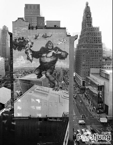 เอาภาพหาดูยากมาฝาก!...เป็นภาพบิลบอร์ดแปะตึกขนาดใหญ่จากหนังเรื่อง King Kong เวอร์ชั่นปี 1976 !!...เป็