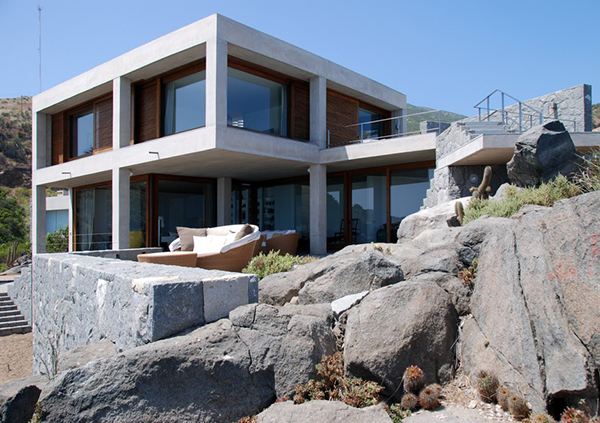 Contemporary Coastal Homes on a rocky shore of Punta Pite, Chile
