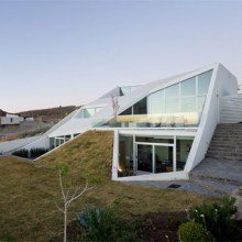 Mountainside Home in Mexico - amazing futuristic design lets you relax on your own roof ...