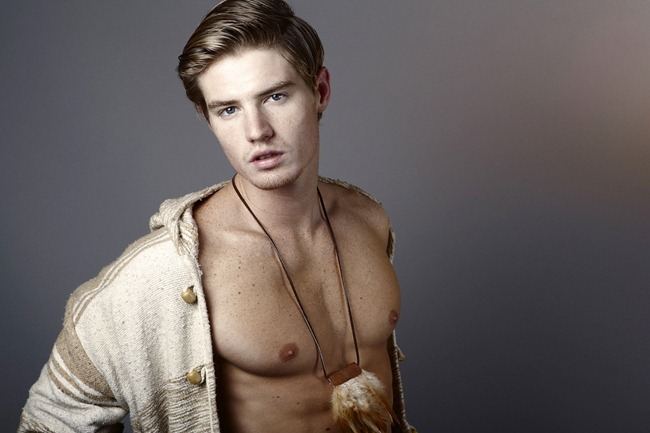 AGENCY: JULIAN NADERER WITH RED MODELS BY PHOTOGRAPHER JUSTIN VIOLINI