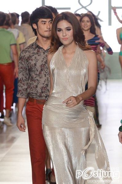 &ldquo;ชมพู่-พลอย&rdquo; เดือด แย่งซีนแข่งกันเลิศคาแคทวอล์ค