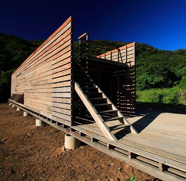 ธรรมชาติเกินพายุมาทำไงกันเนี่ยMahogany Home in Taiwan - designed for winds to blow through it...