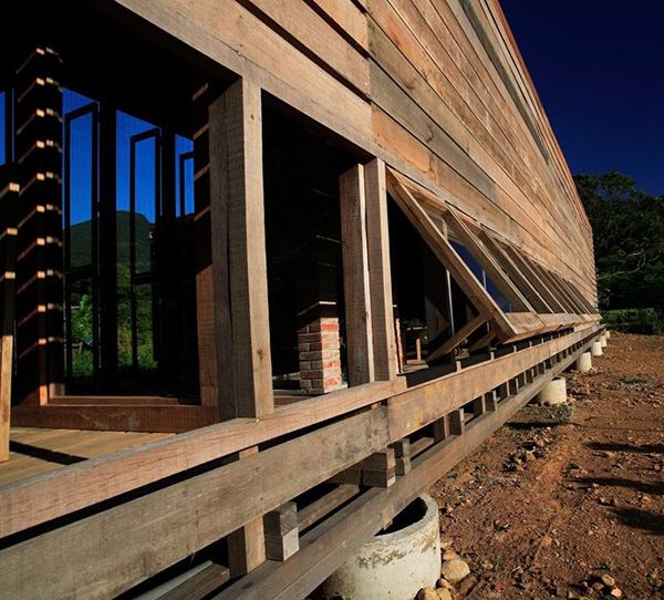 ธรรมชาติเกินพายุมาทำไงกันเนี่ยMahogany Home in Taiwan - designed for winds to blow through it...