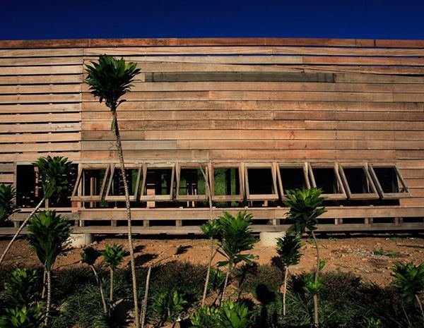 ธรรมชาติเกินพายุมาทำไงกันเนี่ยMahogany Home in Taiwan - designed for winds to blow through it...