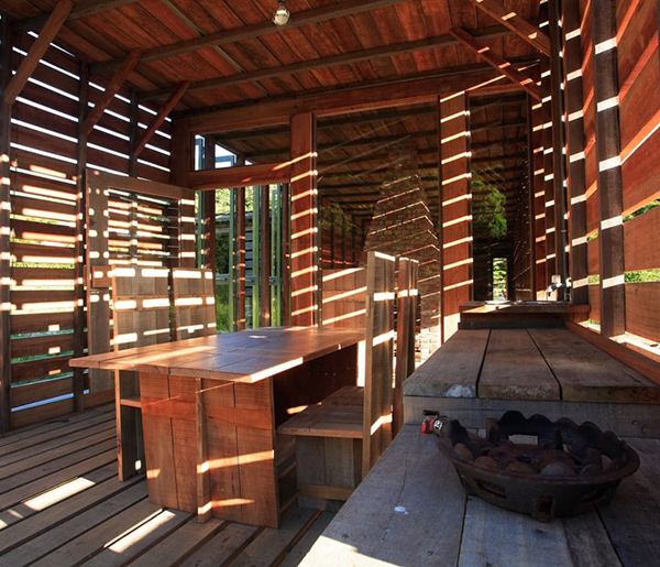 ธรรมชาติเกินพายุมาทำไงกันเนี่ยMahogany Home in Taiwan - designed for winds to blow through it...