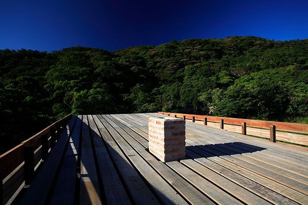 ธรรมชาติเกินพายุมาทำไงกันเนี่ยMahogany Home in Taiwan - designed for winds to blow through it...