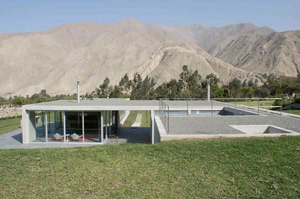 Concrete and Glass Home blends with the Andes