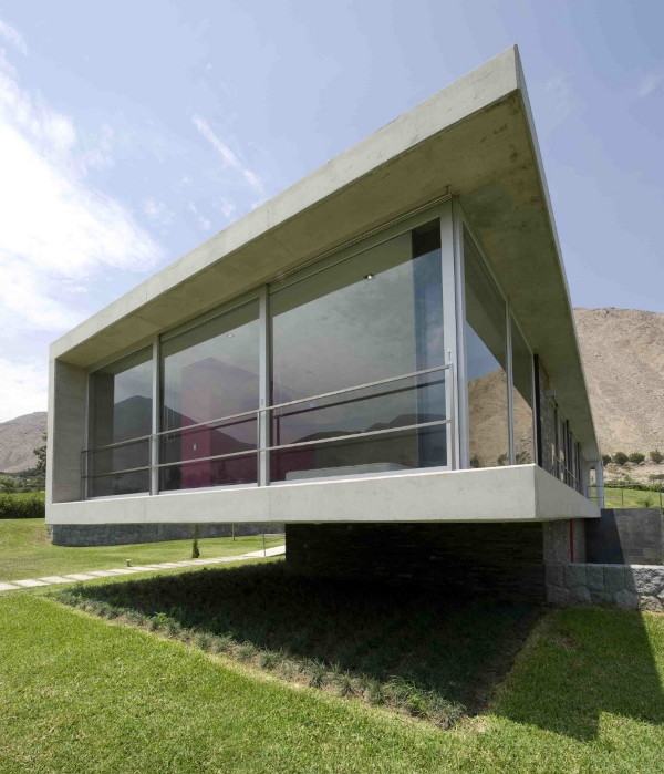 Concrete and Glass Home blends with the Andes